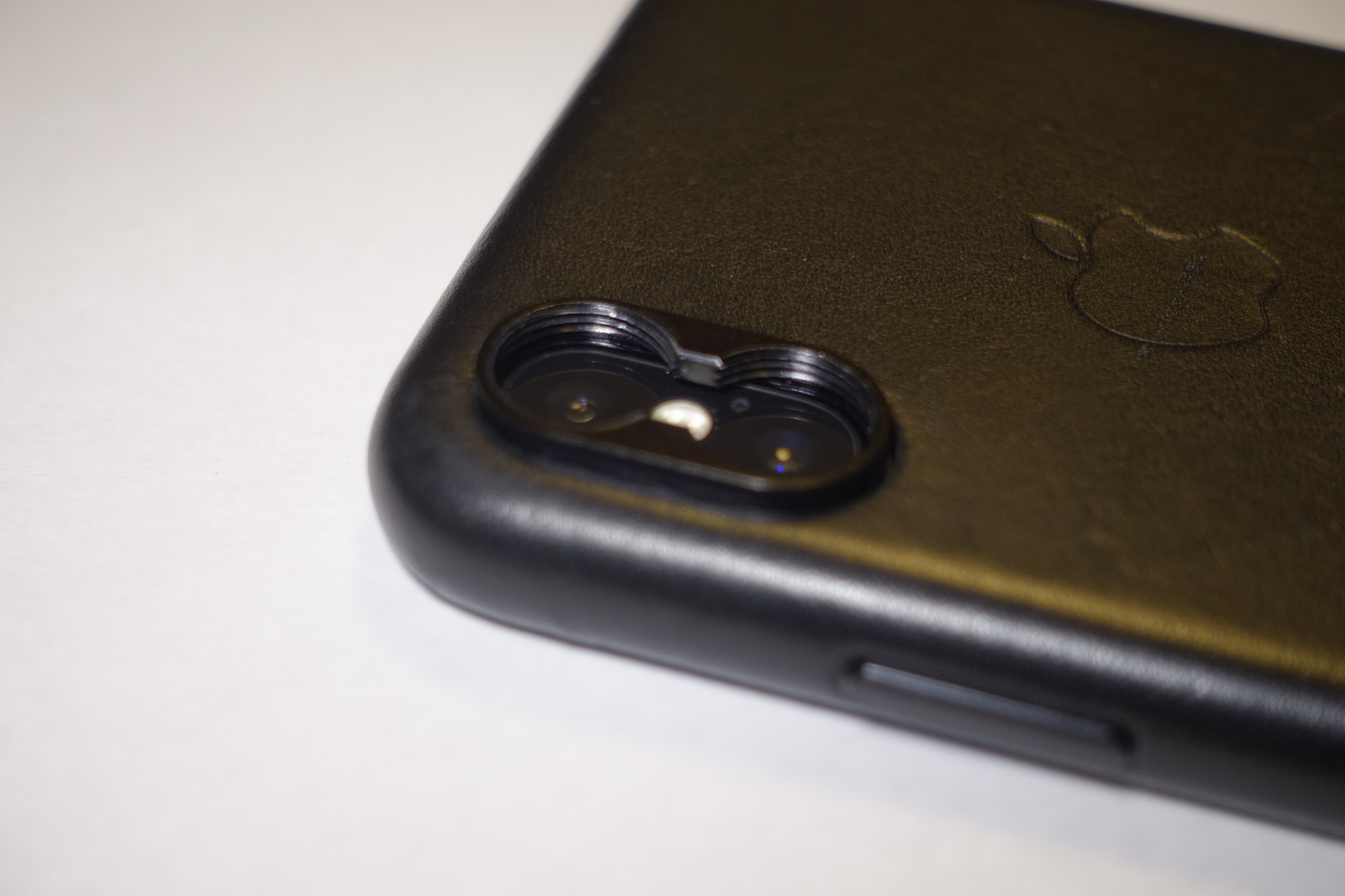 iPhone X純正革ケース